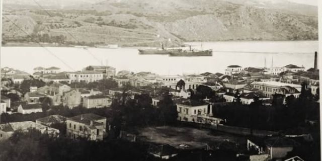 Ρετρό: Δείτε δύο όμορφες προσεισμικές φωτογραφίες από το παλιό λιμάνι του Αργοστολίου και τα αραγμένα πλοία του!
