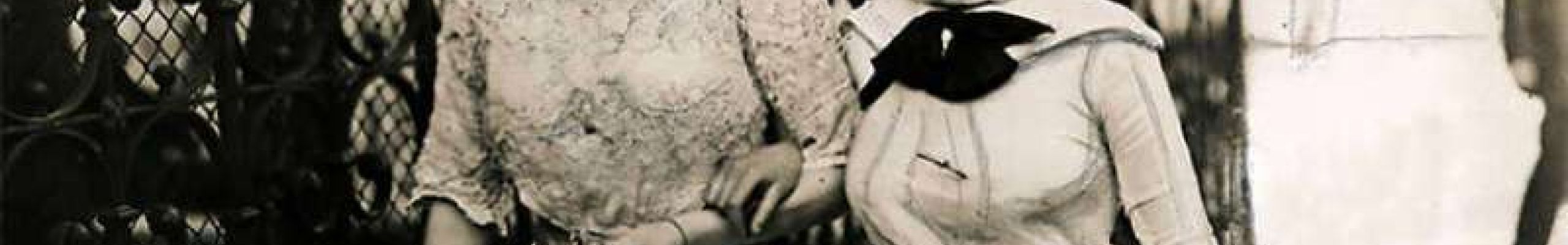Οι δυο εκδοχές για τη φωτογραφία με τις γυναίκες με τις μάσκες