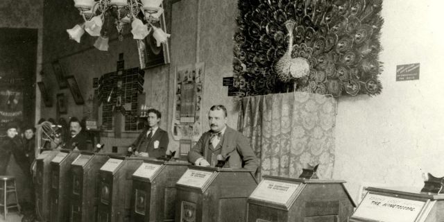 Σαν σήμερα 14 Απριλίου 1894 ανοίγει η πρώτη αίθουσα σινεμά στον κόσμο