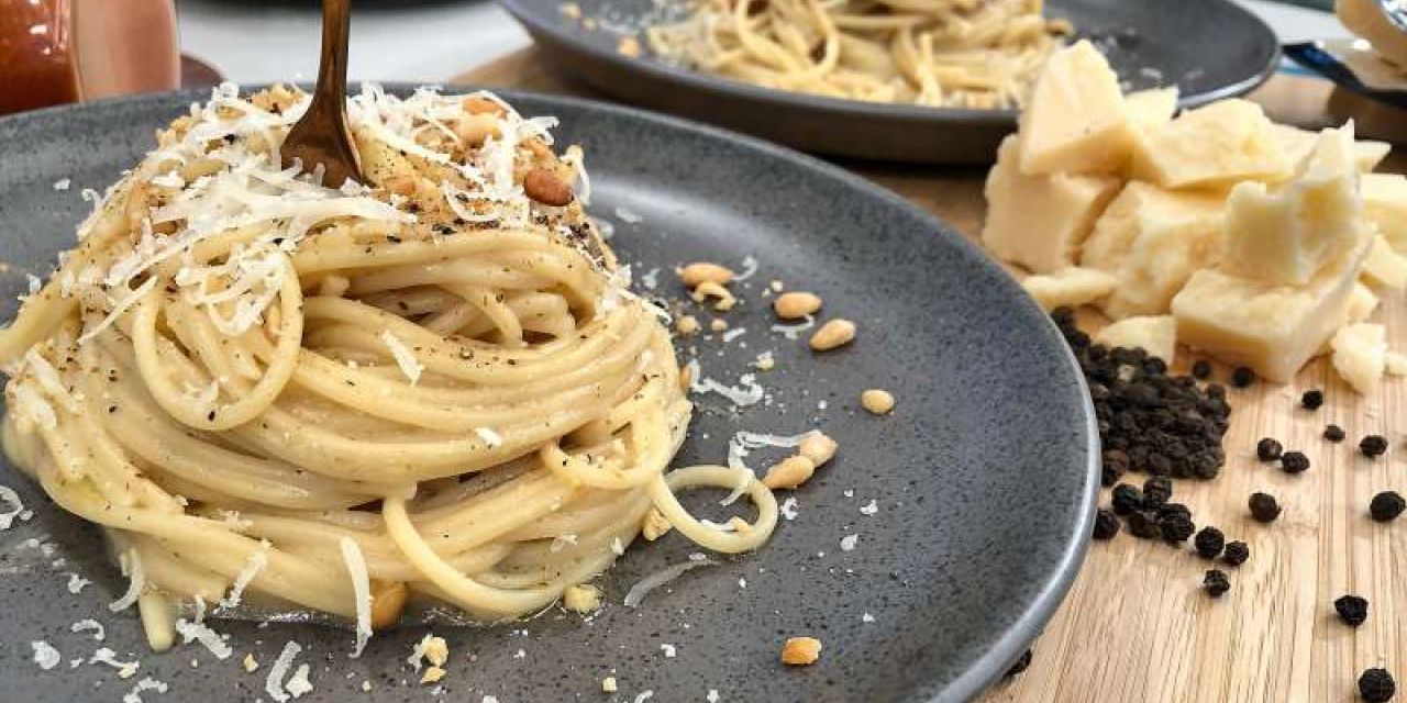 Μακαρονάδα cacio e pepe