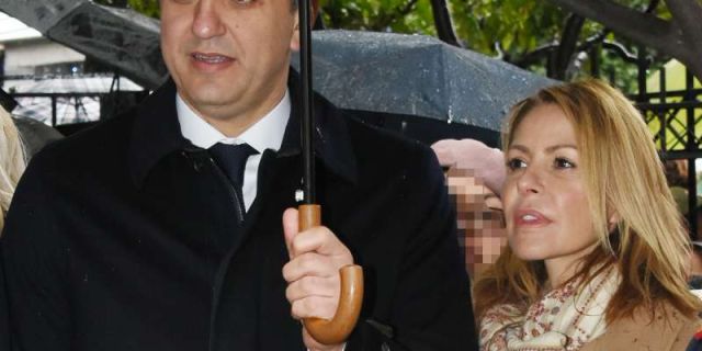 Τζένη Μπαλατσινού – Βασίλης Κικίλιας: Βόλτα με τον δύο μηνών γιο τους