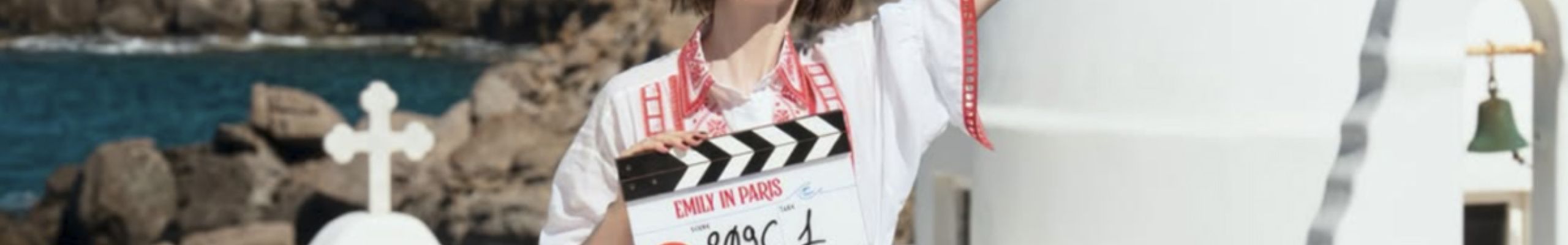 Emily in… Greece: Ενθουσιασμένη η Λίλι Κόλινς με τη Μύκονο – Οι φωτογραφίες από τα γυρίσματα στο νησί