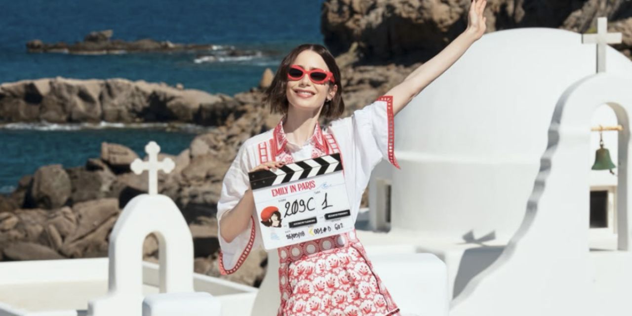 Emily in… Greece: Ενθουσιασμένη η Λίλι Κόλινς με τη Μύκονο – Οι φωτογραφίες από τα γυρίσματα στο νησί