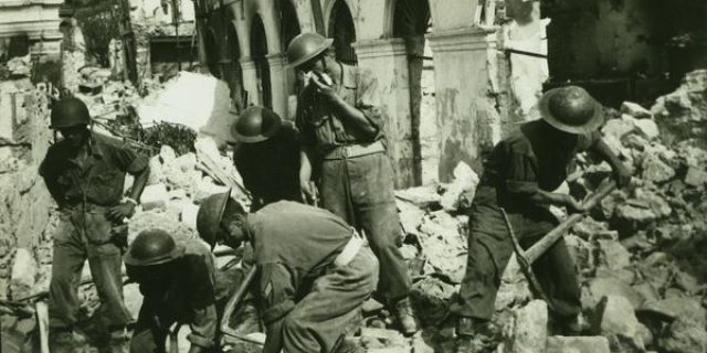 Φωτογραφία του 1953: Κεφαλλονιά “Στρατιώτες σε προσπάθεια απεγκλωβισμού”
